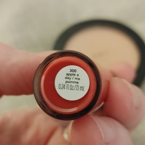 ALMAY LIP GLOSS AND WET N WILD ICON BLUSH BUNDLE - Picture 3 of 6